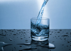 Как правильно пить воду взрослым и детям?